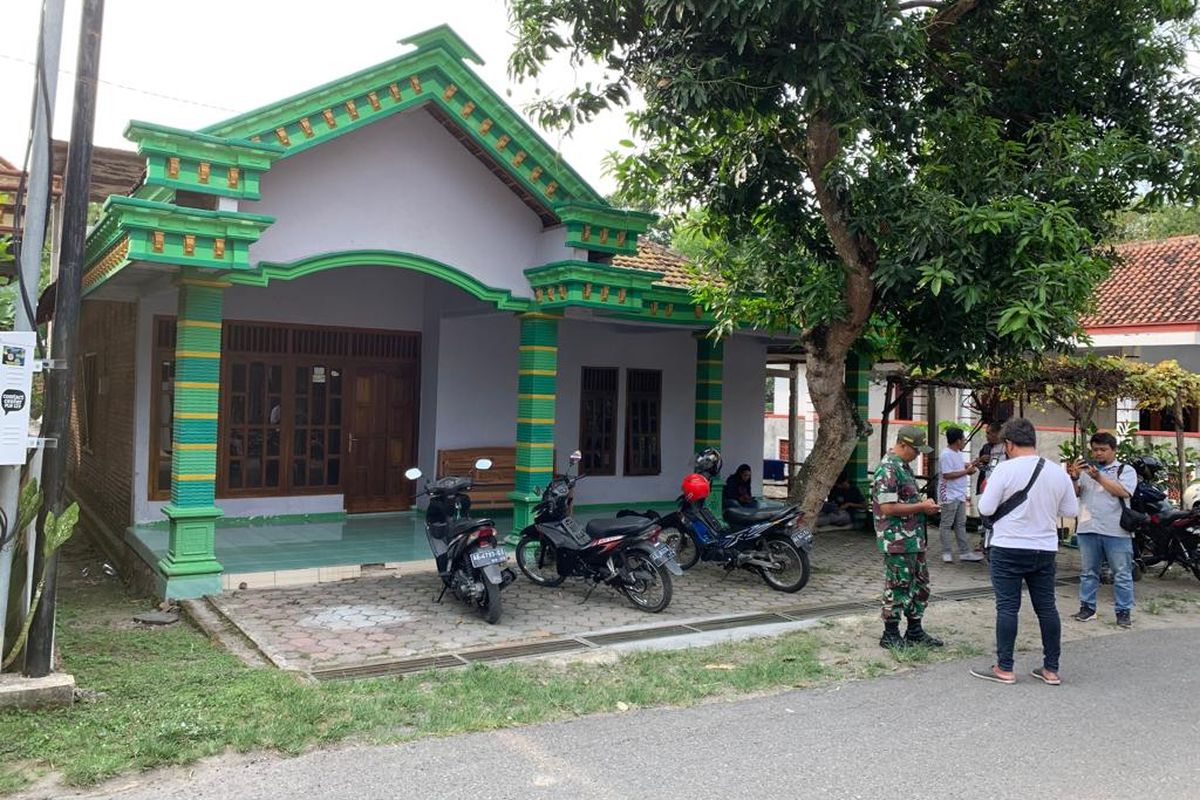  RUMAH TERSANGKA--Inilah suasana rumah Muhammad Agung Hidayatulloh Dusun Mawatsari, RT 17/RW 7, Desa Banjarsari Kulon, Kecamatan Dagangan, Kabupaten Madiun, Jawa Timur usai ditetapkan tersangka. Beberapa awak media mulai berdatangan untuk meliput situasi rumah, Jumat (16/9/2022) sore. 