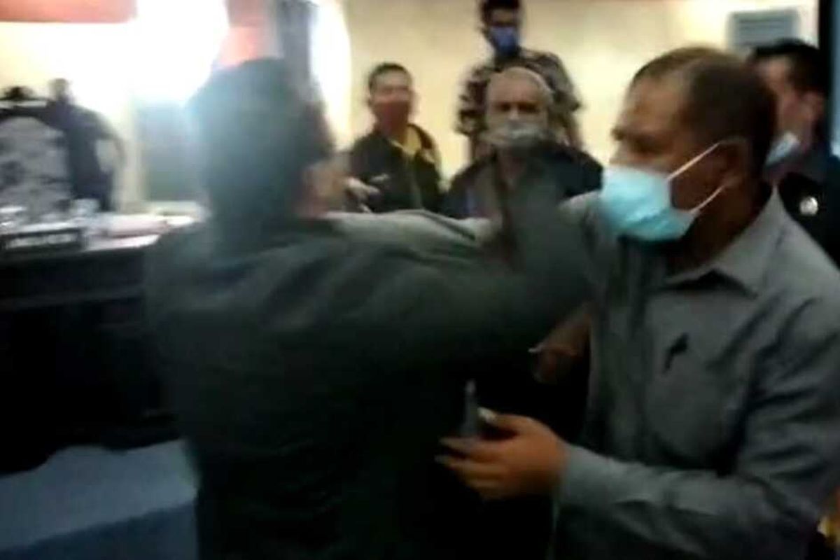 Sidang paripurna laporan pertanggungjawaban pelaksanaan APBD Kabupaten Maluku Tengah Tahun 2020 yang berlangsung di Kantor DPRD Maluku Tengah di Masohi berlangsung ricuh, Kamis siang (12/8/2021)