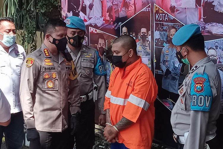 Satreskoba Polresta Malang Kota menangkap seorang pria pengedar narkoba yang berperan sebagai kurir. Barang haram yang berhasil diamankan sebanyak 2,7 kilogram sabu dah 6,5 kilogram ganja.