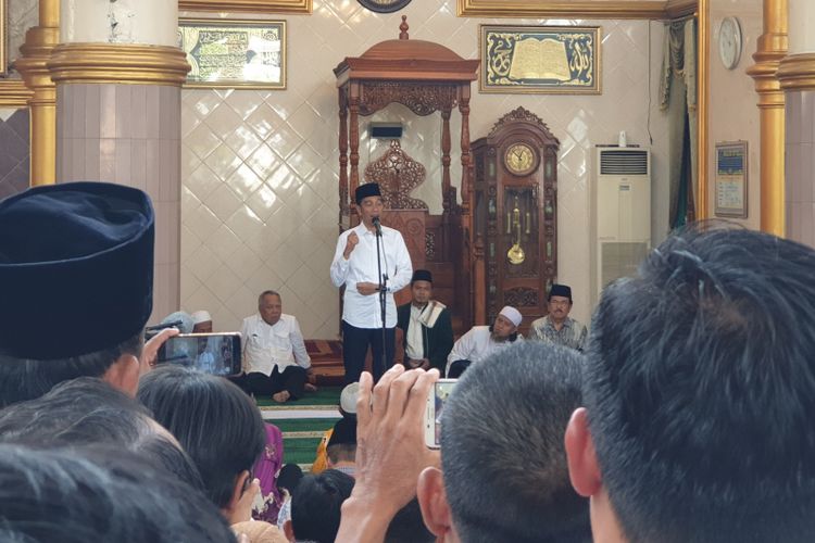 Presiden Joko Widodo shalat Jumat di Masjid Istiqlal, Bandar Jaya, Lampung Tengah, Jumat (8/3/2019). Usai menunaikan ibadah shalat, Jokowi pun membagikan sertifikat wakaf di masjid tersebut.