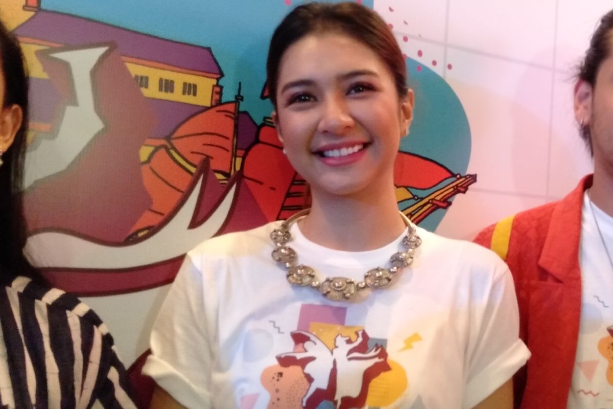 Aktris Mikha Tambayong usai menjadi ikon di acara Indonesia Menari 2019, Minggu (17/11/2019), di Grand Indonesia, Jakarta