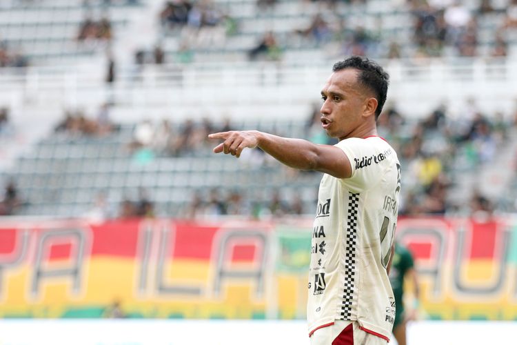 Pemain Bali United Irfan Jaya saat laga pekan ke-33 Liga 1 2023-2024 melawan Persebaya Surabaya yang berakhir dengan skor 0-2 di Stadion Gelora Bung Tomo Surabaya, Rabu (24/4/2024) sore.
