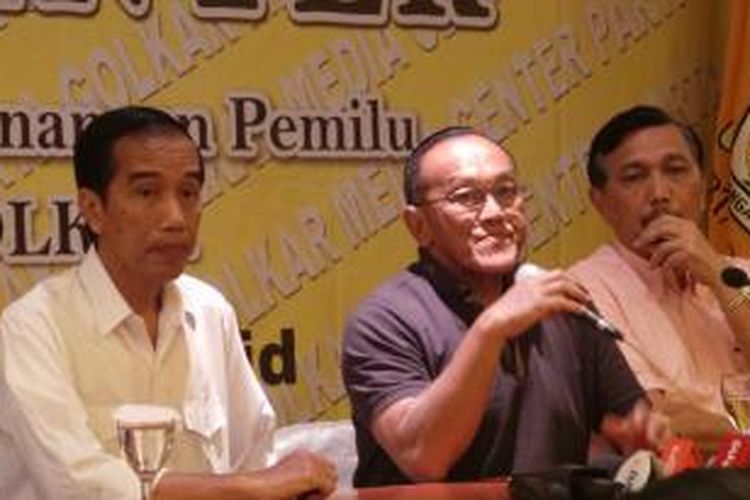 Bakal calon presiden partai demokrasi indonesia perjuangan (PDI-P) Joko Widodo bersama bakal calon presiden partai Golkar Aburizal Bakrie di DPP Golkar, Sabtu (12/4/2014).