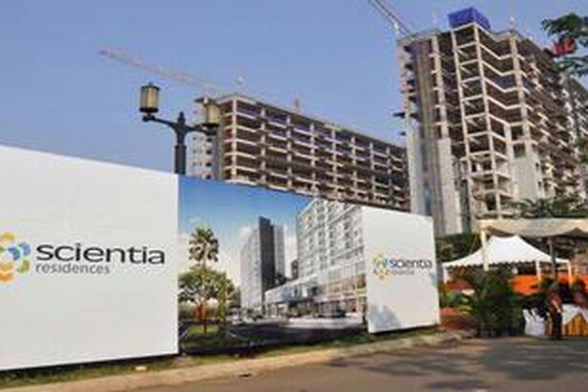 Prosesi Topping Off Scientia Residence Apartment di kawasan Summarecon, Serpong pada Rabu (27/6/2012)