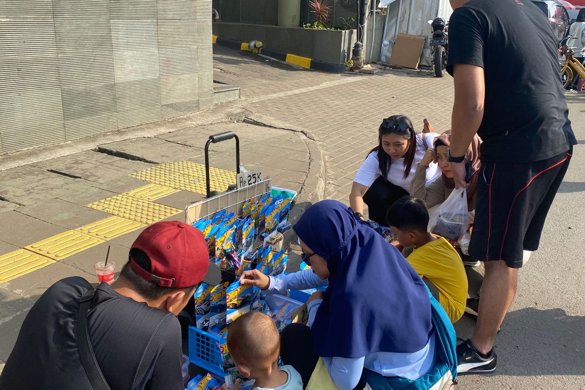 PENGALAMAN IRAWAN - Lapak dagangan Hot Wheels Irawan di CFD Jakarta, Minggu (11/5/2025). Irawan mengaku menikmati interaksi dengan pembelinya.