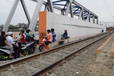 Ngeri, Jembatan Motor dan Pejalan Kaki Mepet dengan Perlintasan Kereta di Kalianyar