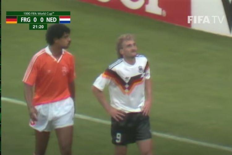 Momen Frank Rijkaard (kiri) meludahi Rudi Voeller dalam laga babak 16 besar Piala Dunia 1990 antara Jerman Barat dan Belanda Stadion San Siro, Milan, Italia, 24 Juni 1990.