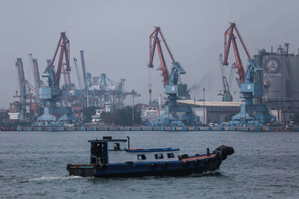 Perahu nelayan melintas di kawasan Pelabuhan Tanjung Priok, Jakarta Utara, Kamis (15/8/2019). Badan Pusat Statistik (BPS) mencatat nilai neraca perdagangan Indonesia pada Juli 2019 masih mengalami defisit 63,5 juta dollar AS dan neraca perdagangan sepanjang Januari-Juli 2019 mencatat defisit 1,90 miliar dollar AS.