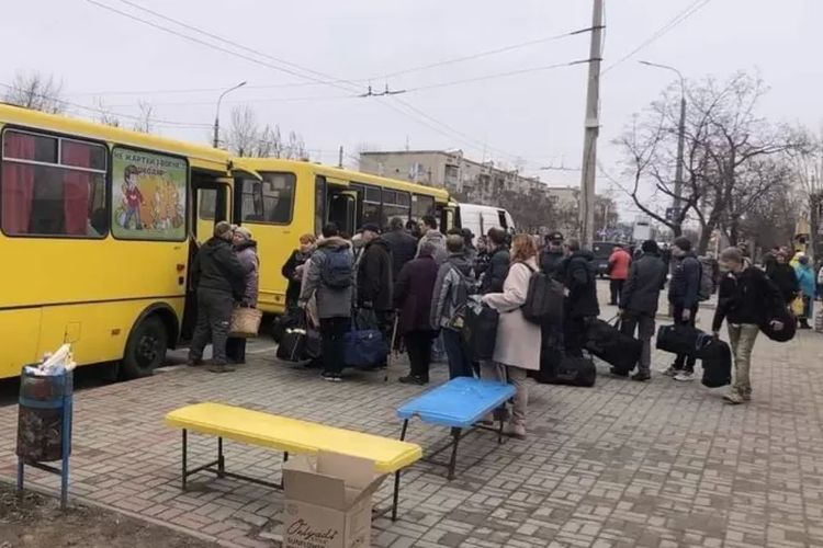 Ratusan penduduk diungsikan dari Luhansk menuju sejumlah kota, antara lain Severodonetsk.

