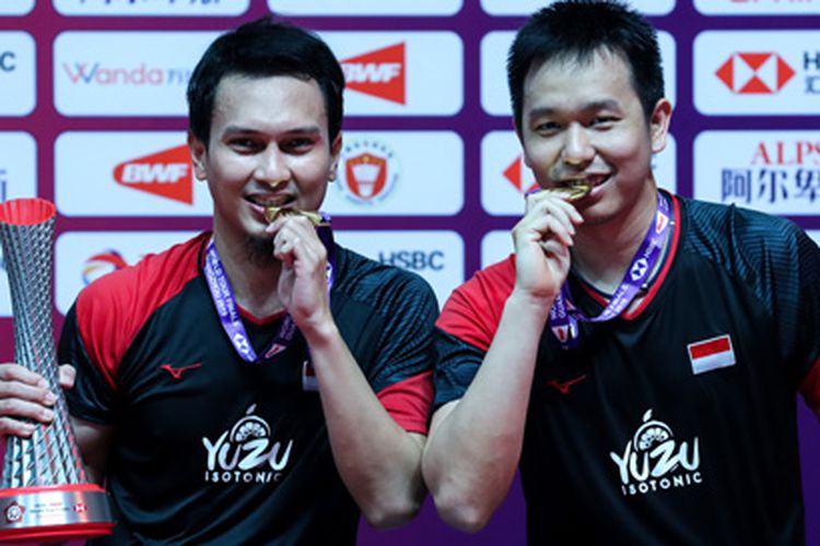 Mohammad Ahsan/Hendra Setiawan memamerkan medali dan trofi juara BWF World Tour Finals, Minggu (15/12/2019) di China.