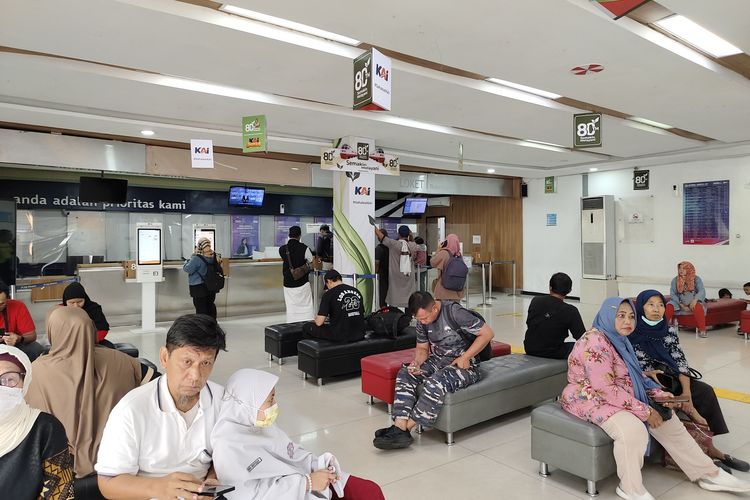 Lokasi loket tiket di Stasiun Pasar Senen, Senin (1/12/2025). 