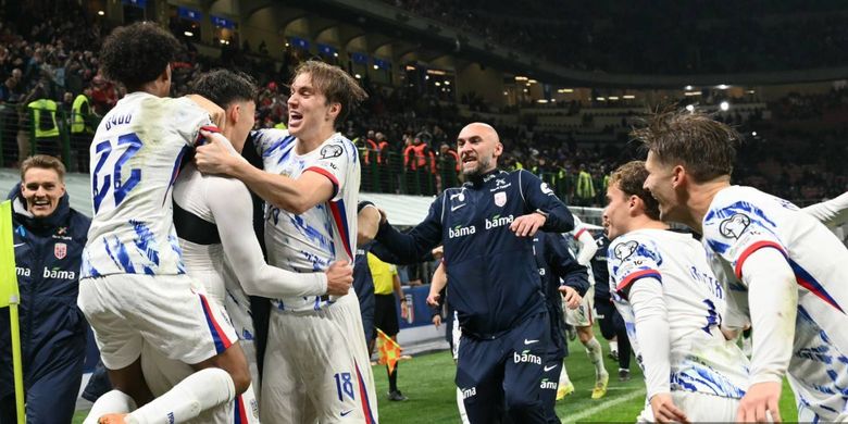 Momen selebrasi gol Jorgen Strand Larsen dalam pertandingan sepak bola Kualifikasi Piala Dunia 2026 antara Italia dan Norwegia, di Stadion San Siro, di Milan, pada 16 November 2025. (Foto oleh Alberto PIZZOLI / AFP)
