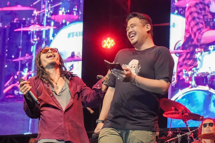 Walkot Medan Bobby Nasution ditunjuk untuk menyanyikan lagu di atas panggung bersama musisi Ipang Lazuardi, Sabtu (8/7/2023).