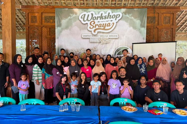 Mahasiswa LSPR Ajak Warga di Bogor Sulap Sampah Jadi Pupuk 