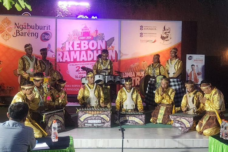 Satu grup musik patrol sedang menampilkan kelihaiannya dalam acara ngabuburit di Surabaya. Musik patrol merupakan salah satu seni tradisi Jawa Timur. 