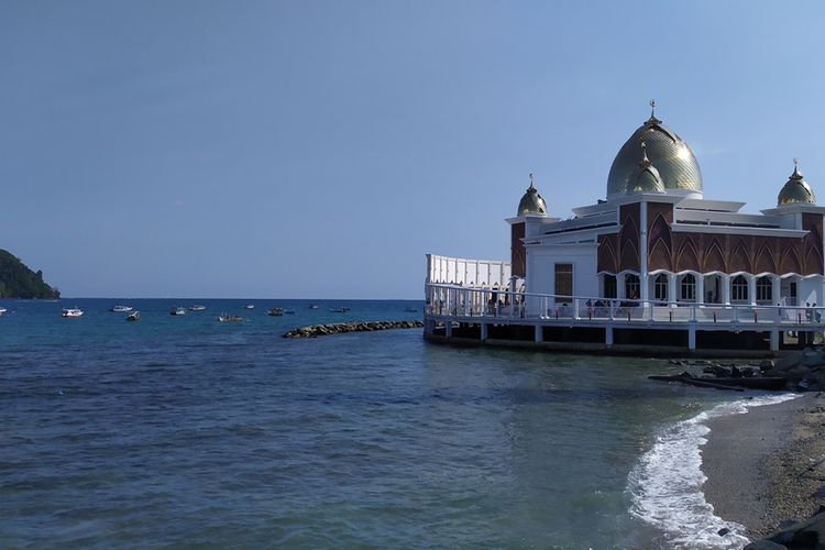 Masjid Samudera Ilahi atau Masjid Terapung Pantai Carocok di Sumatera Barat.