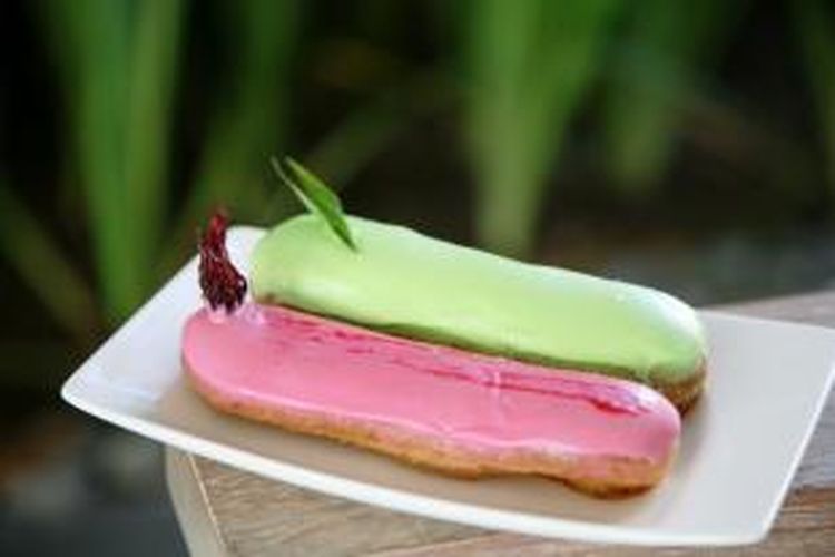 Raspberry & Rosella Flower Eclair dan Pandan Mangosteen Eclair 