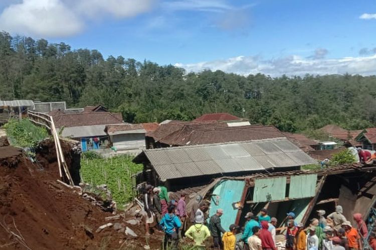 Warga bergotongroyong membersihkan material longsor di Thekelan Getasan Kabupaten Semarang