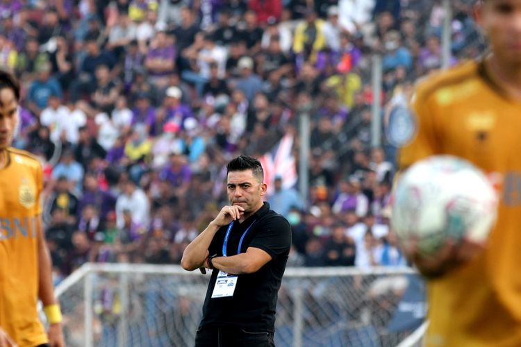 Pelatih Persik Kediri saat pertandingan pekan 2 Liga 1 2022-2023 melawan Bhayangkara FC yang berakhir dengan skor 1-1 di Stadion Brawijaya Kediri, Minggu (31/7/2022) sore.