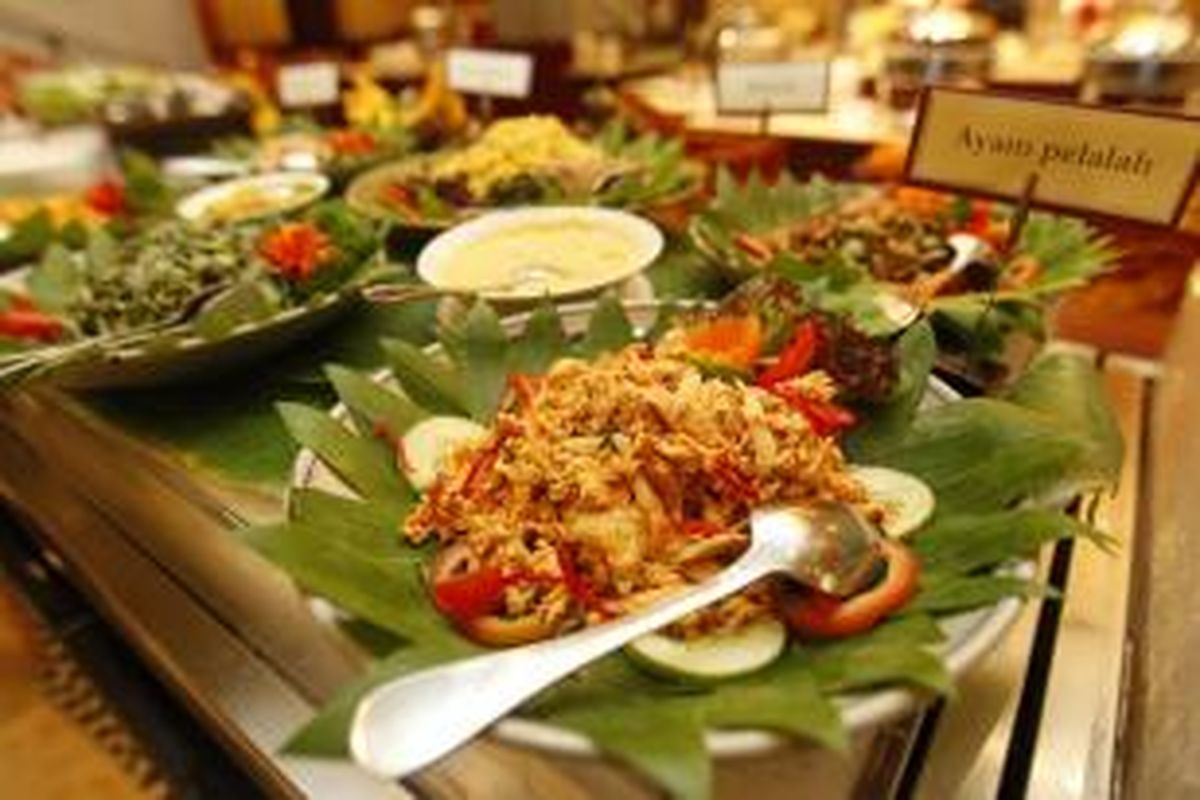 Hidangan kuliner yang hadir di Festival Kuliner dan Kebudayaan Bali, Lagoon Cafe, The Sultan Hotel & Residences, Jakarta, Kamis (28/5/2015).
