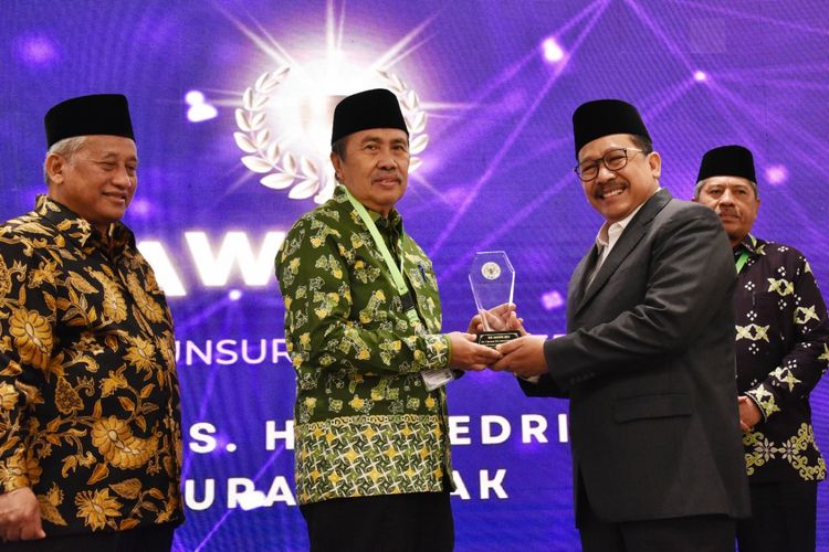 Gubernur Riau (Gubri) Syamsuar menerima penghargaan sebagai tokoh wakaf nasional unsur kepala daerah provinsi oleh Badan Wakaf Indonesia (BWI).