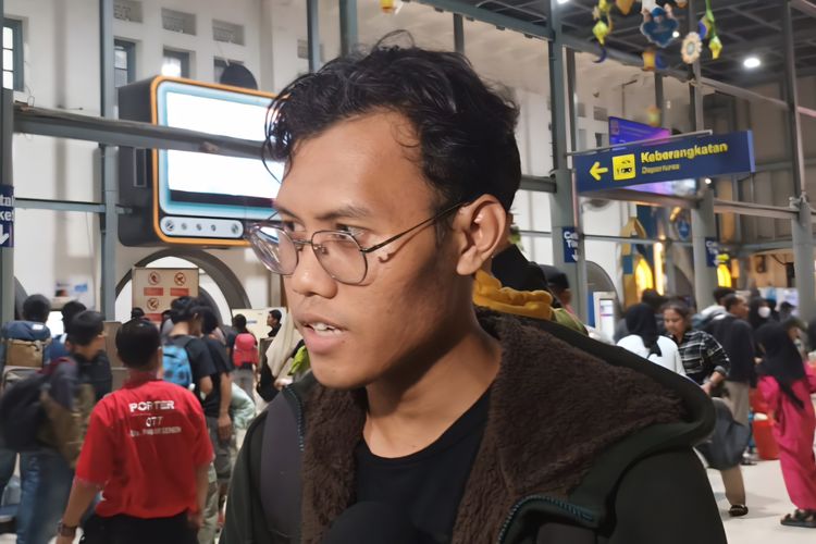 Seorang pria bernama Alpin (27) saat ditemui wartawan di Stasiun Pasar Senen, Jakarta Pusat, Minggu (14/4/2024).