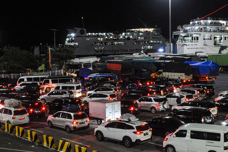 Sejumlah kendaraan antre memasuki kapal ferry di Pelabuhan Merak, Banten, Selasa (24/12/2019) dini hari. GM PT ASDP Merak Solikin mengatakan mulai H-5 hingga H-1 libur natal, jumlah penumpang pejalan kaki yang telah menyeberang ke Pulau Sumatera melalui Pelabuhan Merak mencapai 227.211 orang sedangkan jumlah kendaraan bermotor sebanyak 36.477 unit baik kendaraan pribadi maupun angkutan umum.