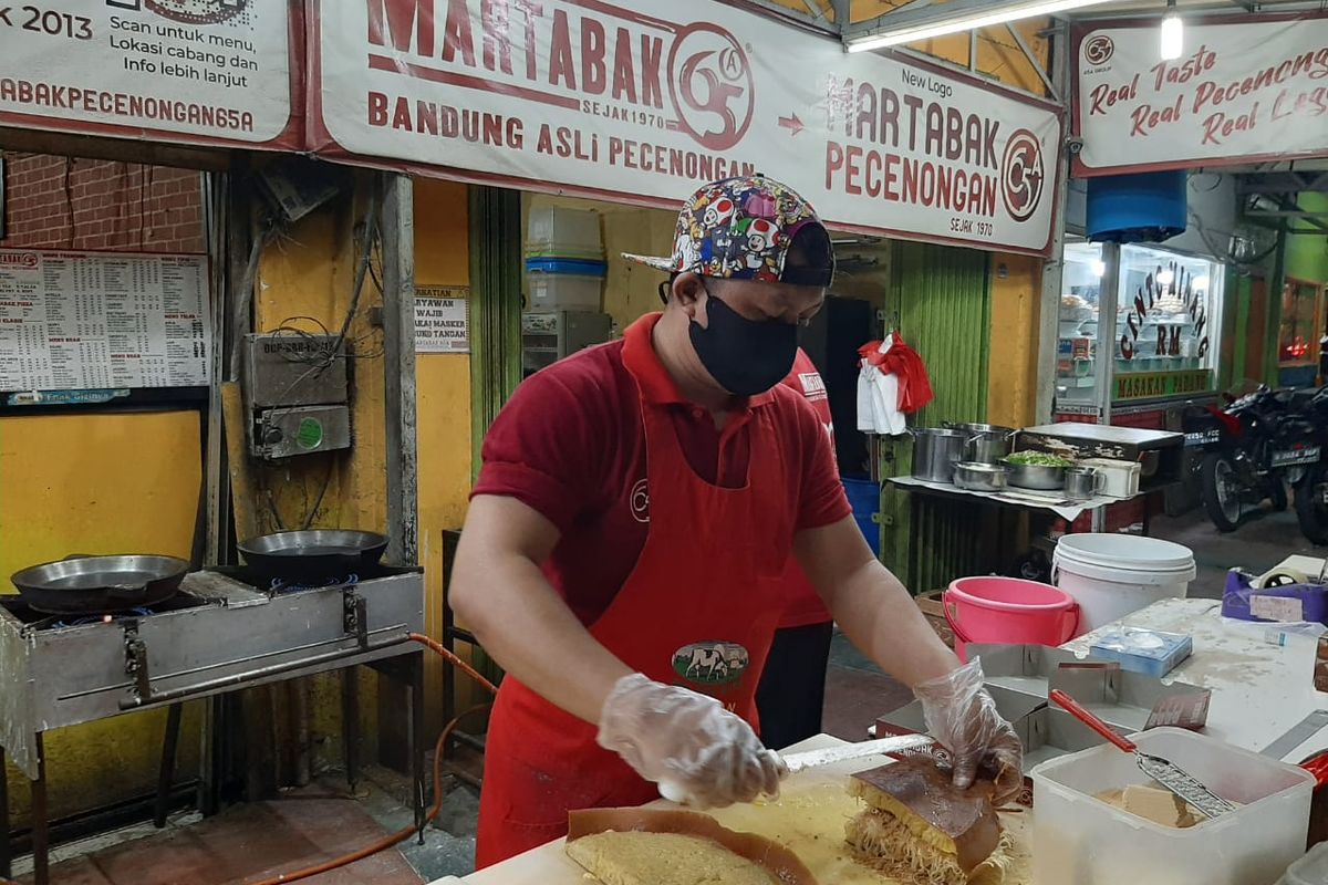 Pegawai Martabak Pencenongan 65a di Jalan Pencenongan Nomor 65a, Jakarta Pusat, Rabu (21/9/2022)