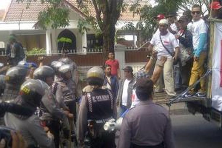 Ratusan massa pendukung Prabowo-Hatta dari berbagai daerah di Jatim akhirnya tiba di kantor KPU Jatim, Rabu (6/8/2014) sekitar pukul 10.00 WIB.