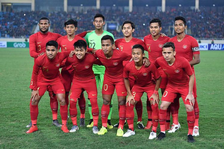 Tim nasional U-23 Indonesia berfoto bersama menjelang pertandingan Grup K kualifikasi Piala Asia U-23 AFC 2020 melawan tim nasional U-23 Vietnam, di Stadion Nasional My Dinh, Hanoi, Vietnam, Minggu (24/3/2019). Tmnas u-23 Indonesia kalah 1-0 dari Vietnam dan dipastikan tersingkir dari kualifikasi Piala Asia U-23 2020.