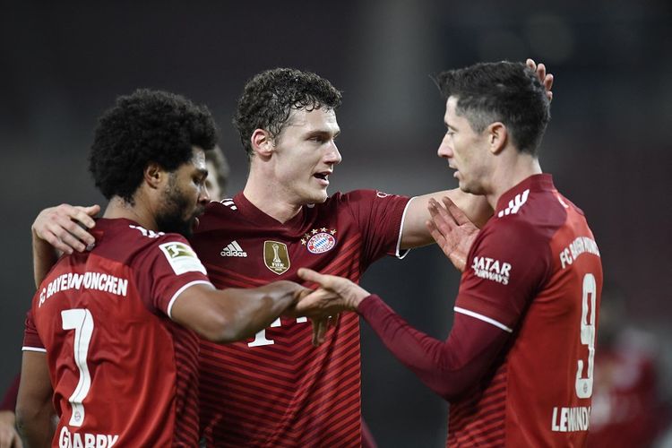 Striker Bayern Muenchen Robert Lewandowski (kanan) mendapat ucapan selamat dari rekan setimnya Benjamin Pavard (tengah) dan gelandang Bayern Serge Gnabry setelah mencetak gol pada pertandingan Bundesliga Liga Jerman VfB Stuttgart vs Bayern Muenchen di Stuttgart, Jerman pada 14 Desember 2021