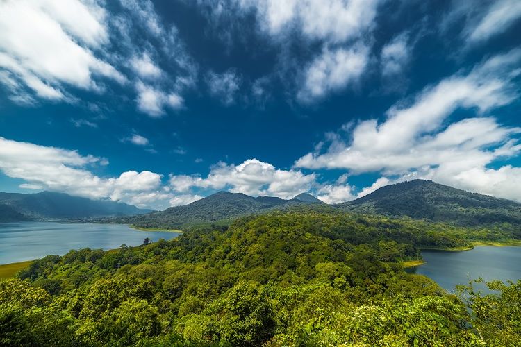 Pemandangan Danau Buyan dan Danau Tamblingan di Buleleng, salah satu spot wisata Bali tengah.