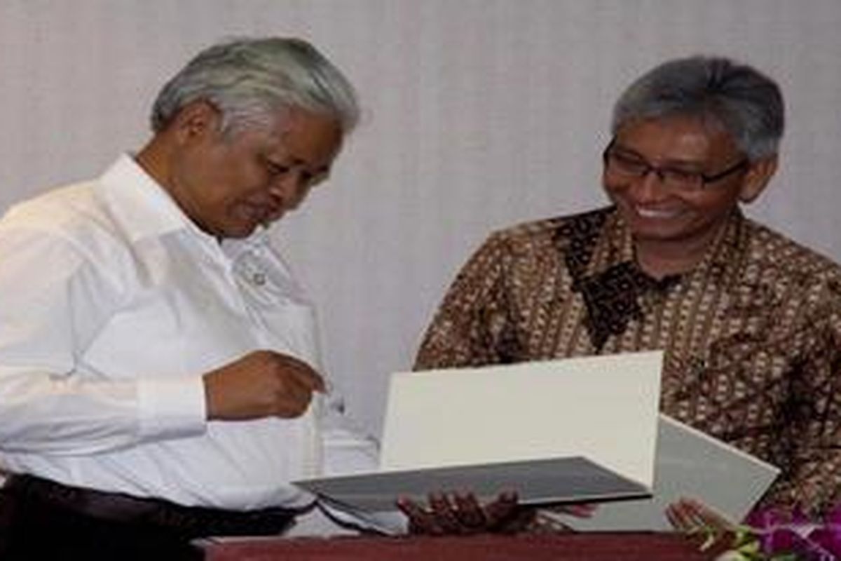 Rektor UGM Prof Sudjarwadi (kiri) dan CEO Kompas Gramedia Agung Adiprasetyo usai penandatanganan nota kesepahaman bersama antara Kompas Gramedia dengan Universitas Gadjah Mada di Hotel Premiere Santika, Jakarta, Senin (31/1/2011). Kompas akan membuat tayangan berisi hasil penelitian dosen-dosen UGM.