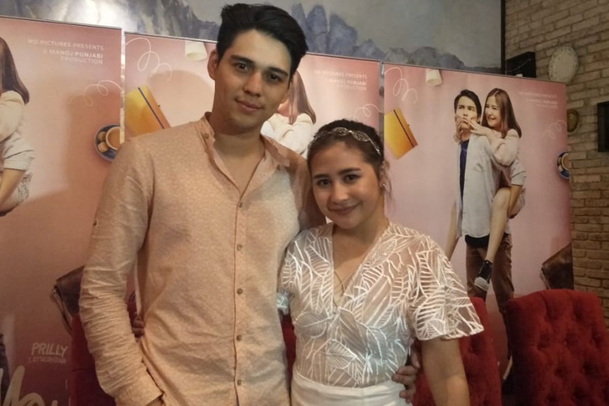 Prilly Latucinsonsina dan Maxime Bouttier dalam acara Malam #CeritaMou di MD Palce, Setia Budi, Jakarta Selatan, Kamis (10/1/2018).