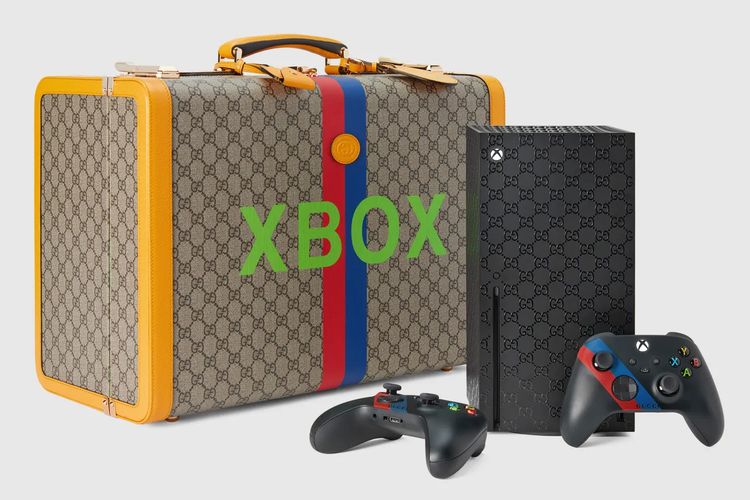 Konsol Xbox edisi Gucci, lengkap dengan koper tempat penyimpanannya.
