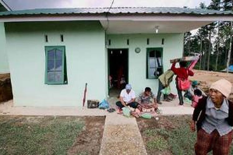 Warga pengungsi mulai memasuki rumah relokasi bagi korban erupsi Gunung Sinabung di kawasan Siosar, Kecamatan Merek, Kabupaten Karo, Sumatera Utara, Selasa (5/5). Pemerintah melalui Badan Nasional Penanggulangan Bencana menyerahkan 103 rumah relokasi kepada 103 keluarga pengungsi dari Desa Bekerah di kawasan relokasi Siosar.