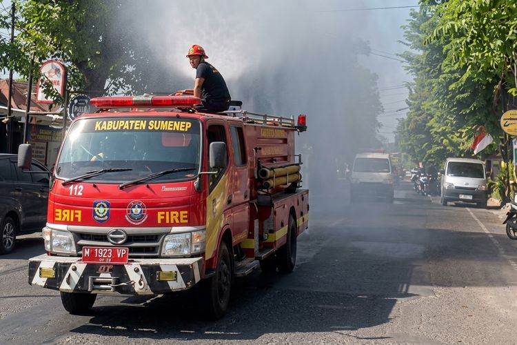 Panas Ekstrem, Damkar Semprot Jalanan Sumenep Kota