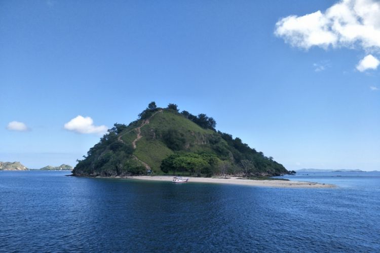 Keindahan Pulau Kelor yang terdapat di Nusa Tenggara Timur. 