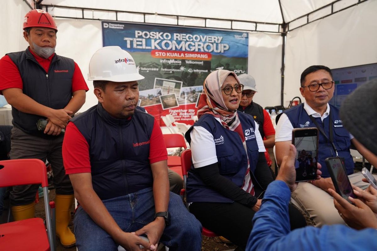 Direktur Utama Telkom Dian Siswarini saat ditemui media di Posko Recovery TelkomGroup. 