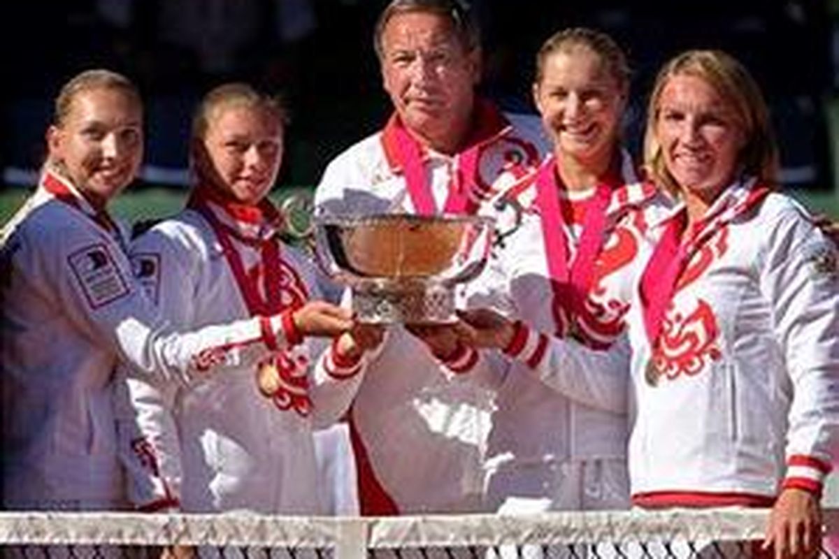Tim Fed Cup Rusia (ki-ka) Elena Vesnina, Vera Zvonareva, Shamil Tarpische (kapten), Ekaterina Makarova dan Svetlana Kuznetsova berpose dengan trofi yang diperolehnya di finala lawan Spanyol, Minggu (14/9). Rusia menundukkan Spanyol dengan skor 3-0.