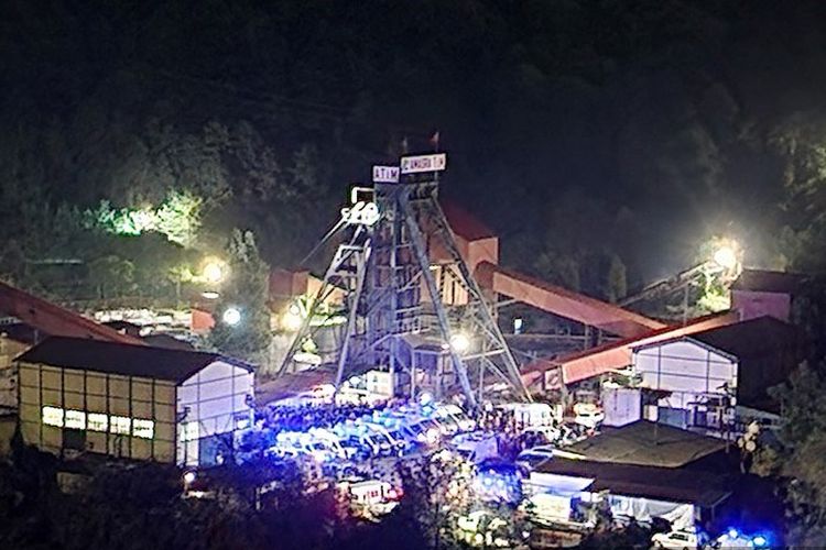 Ambulans dan pemadam kebakaran tiba di lokasi ledakan yang terjadi di tambang batu bara di Bartin, Turki utara, pada 14 Oktober 2022.