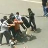 Pria Bersenjata Tajam Ingin Bubarkan Demo Tolak Omnibus Law di DPRD Kalsel