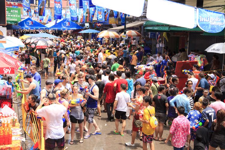 Warga Thailand dan wisatawan mancanegara berkumpul di Khao San Road untuk merayakan Songkran.