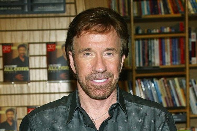 Sebelum Meninggal, Chuck Norris Sempat Dilarikan ke Rumah Sakit di Hawaii