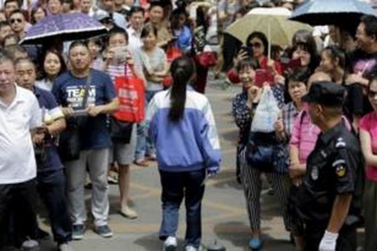Ujian masuk universitas di Tiongkok bukan hanya membuat para calon mahasiswa tertekan tapi juga para orang tua.