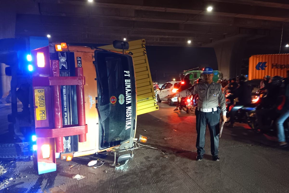 Truk trailer terbalik di Clincing sebabkan kemacetan total di Jakarta Utara pagi ini. Rabu (8/5/2024).