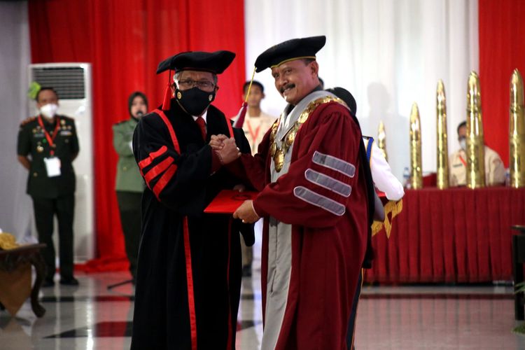 Sekretaris Jenderal DPP PDI-P Hasto Kristiyanto saat menerima gelar doktor usai menjalani sidang promosi doktor di Universitas Pertahanan, Bogor, Jawa Barat, Senin (6/6/2022).