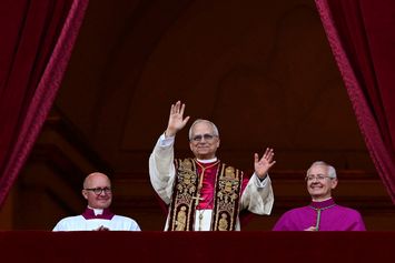 Momen Paus Leo XIV Diperkenalkan di Basilika Santo Petrus