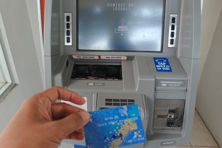 Syarat mengurus ATM terblokir adalah KTP dan buku tabungan. Kemudian syarat mengurus ATM keblokir yakni kartu debit.