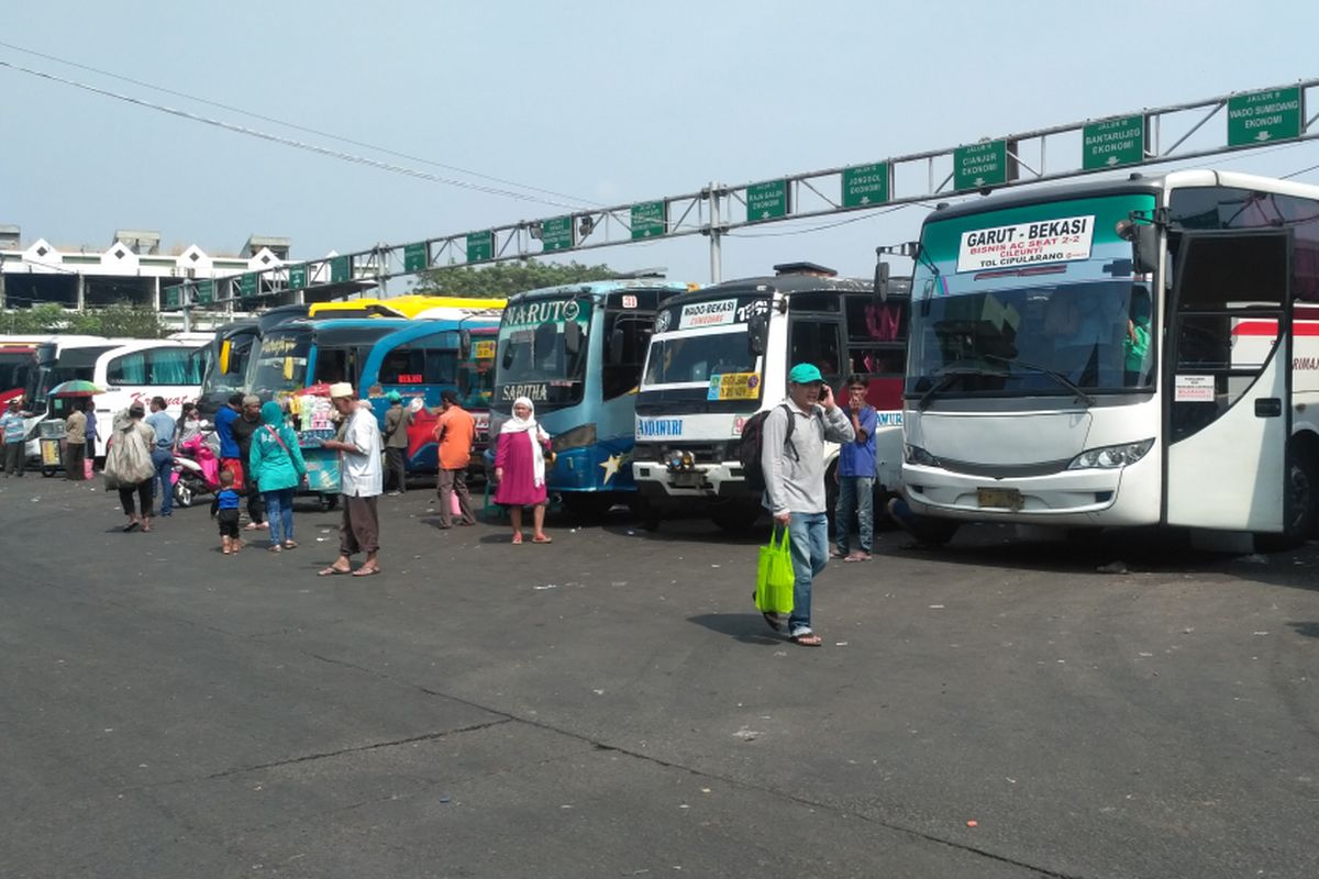 Suasana Terminal Induk Kota Bekasi di masa mudik jelang Lebaran 2018. 